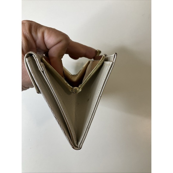 Vintage 70s  Leather Wallet Clutch Butterfly Appliqué Kiss Lock Pearl White - Picture 12 of 15